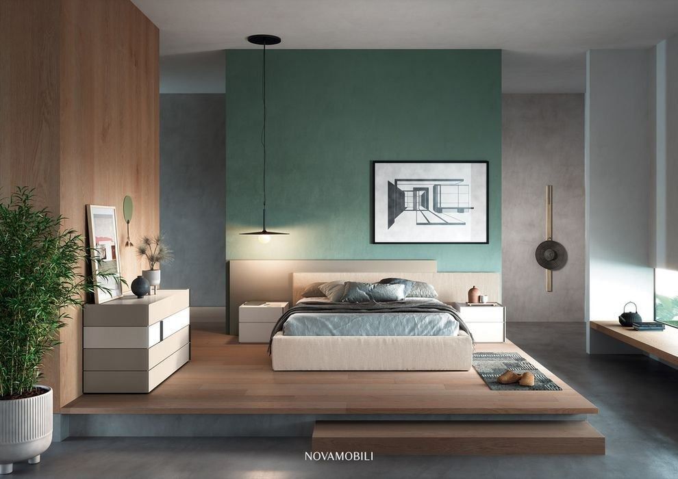 Camera da letto moderna con parete d'accento verde, letto basso, pannelli in legno e arredamento minimalista.