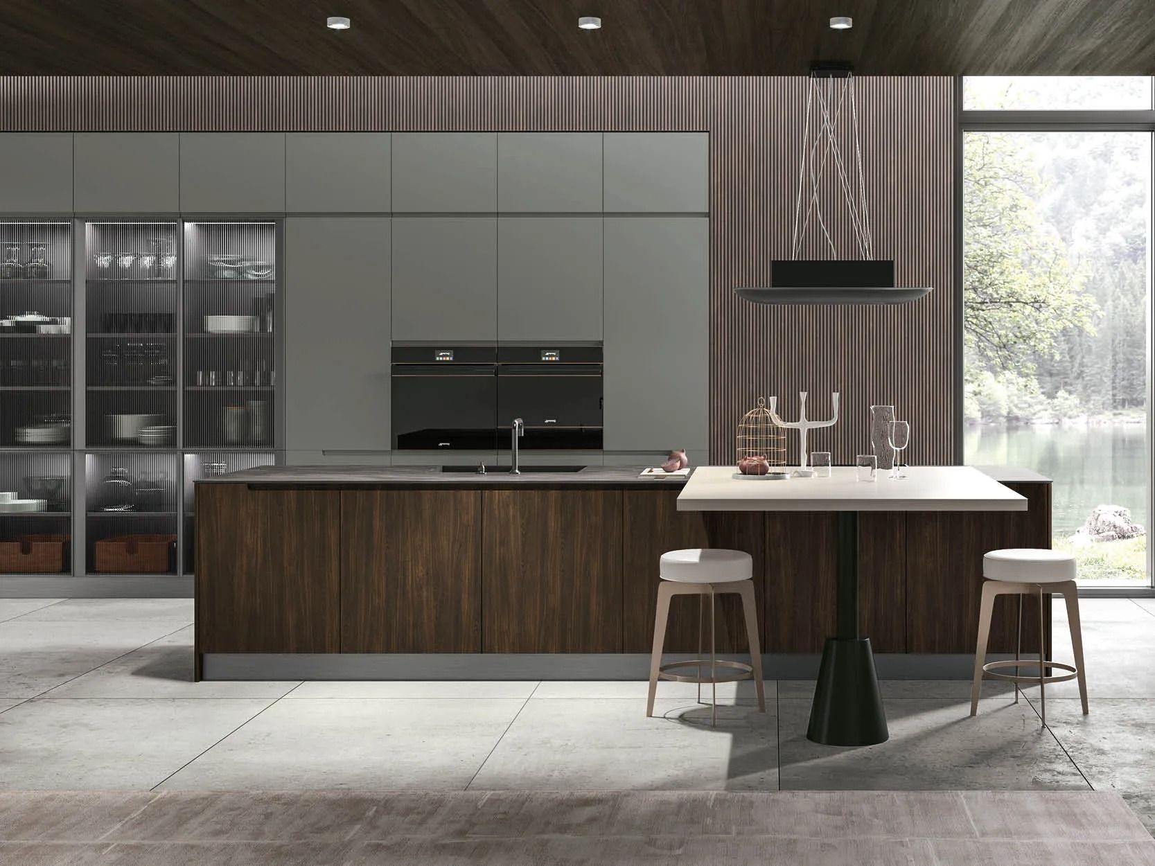 Cucina moderna e minimalista con isola in legno scuro, sgabelli da bar e finestre a tutta altezza.