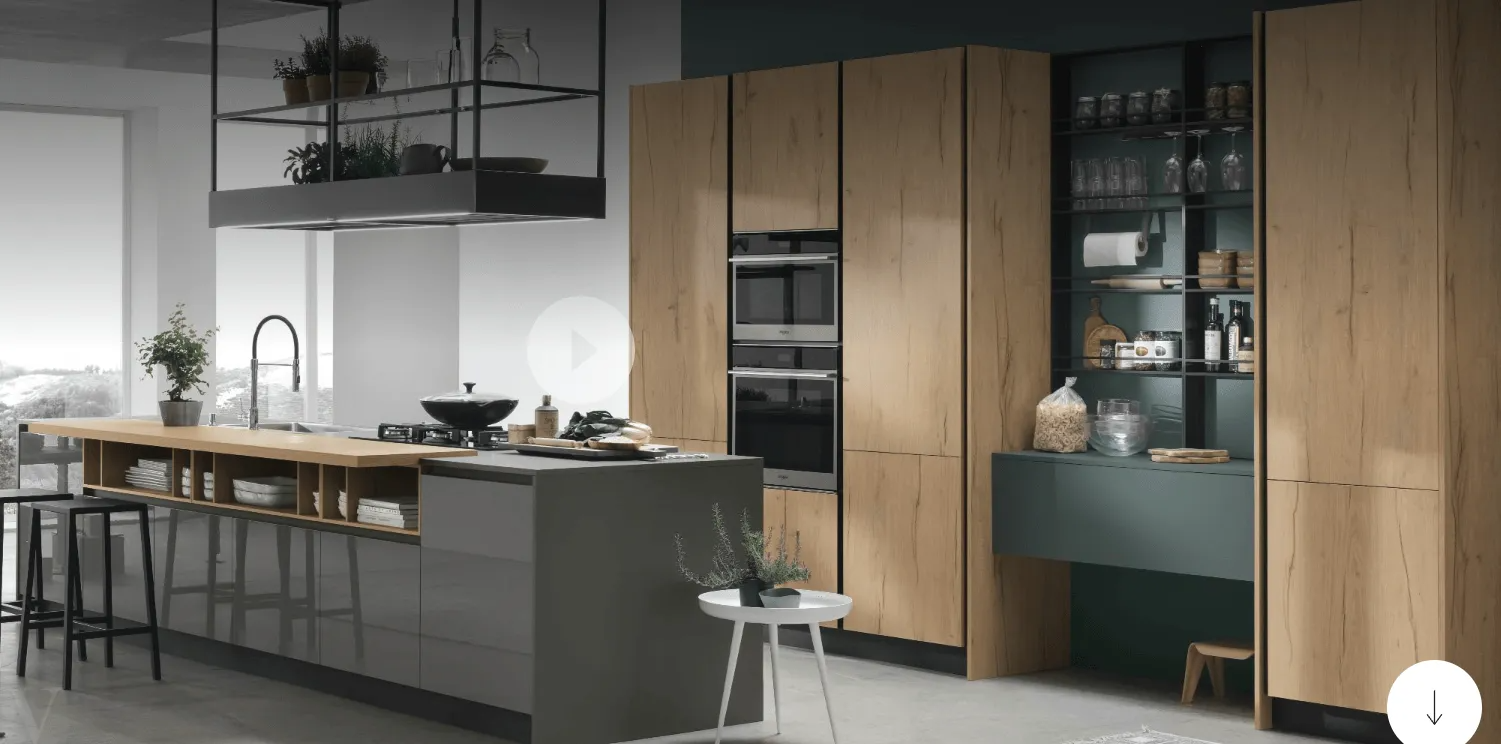Cucina moderna con mobili in legno, grande isola, sgabelli da bar ed elettrodomestici a incasso.