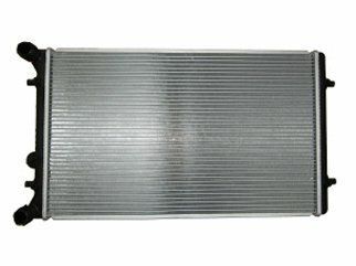 Radiador de coche plateado con soportes laterales negros, mostrado sobre un fondo blanco.