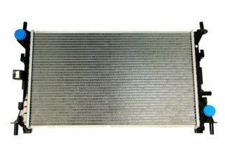 Radiador de coche con aletas plateadas y depósitos laterales negros, visto de frente sobre fondo blanco.