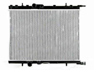 Radiador de automóvil con aletas de aluminio y depósitos superior e inferior negros sobre un fondo blanco.