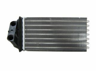 Núcleo de calefacción automotriz metálico con entrada de plástico negro sobre fondo blanco.