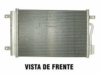 Vista frontal de un condensador de aire acondicionado automotriz plateado con soportes de montaje.