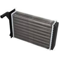 Núcleo calefactor o radiador rectangular plateado con depósitos laterales de plástico negro y aletas metálicas.