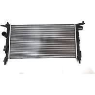 Conjunto de radiador/condensador de automóvil con depósitos laterales negros y aletas plateadas sobre un fondo blanco.