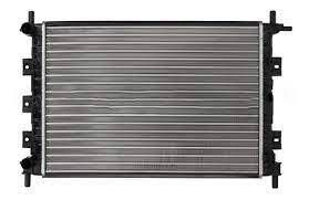 Radiador o condensador de refrigeración rectangular de color plata con soportes de montaje negros sobre fondo blanco.