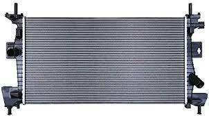 Radiador automotriz plateado con depósitos laterales negros y soportes de montaje sobre un fondo blanco.
