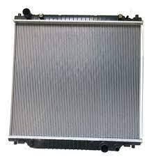 Radiador de coche plateado con depósitos superior e inferior negros, mostrado sobre un fondo blanco liso.