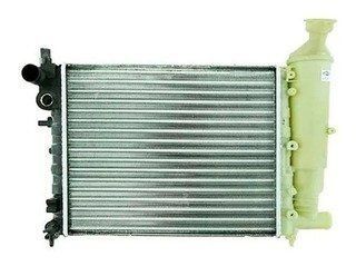 Radiador de automóvil con aletas plateadas y depósitos laterales de plástico negro y amarillo.