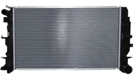 Radiador de automóvil con aletas de refrigeración plateadas y depósitos laterales de plástico negro sobre un fondo blanco.