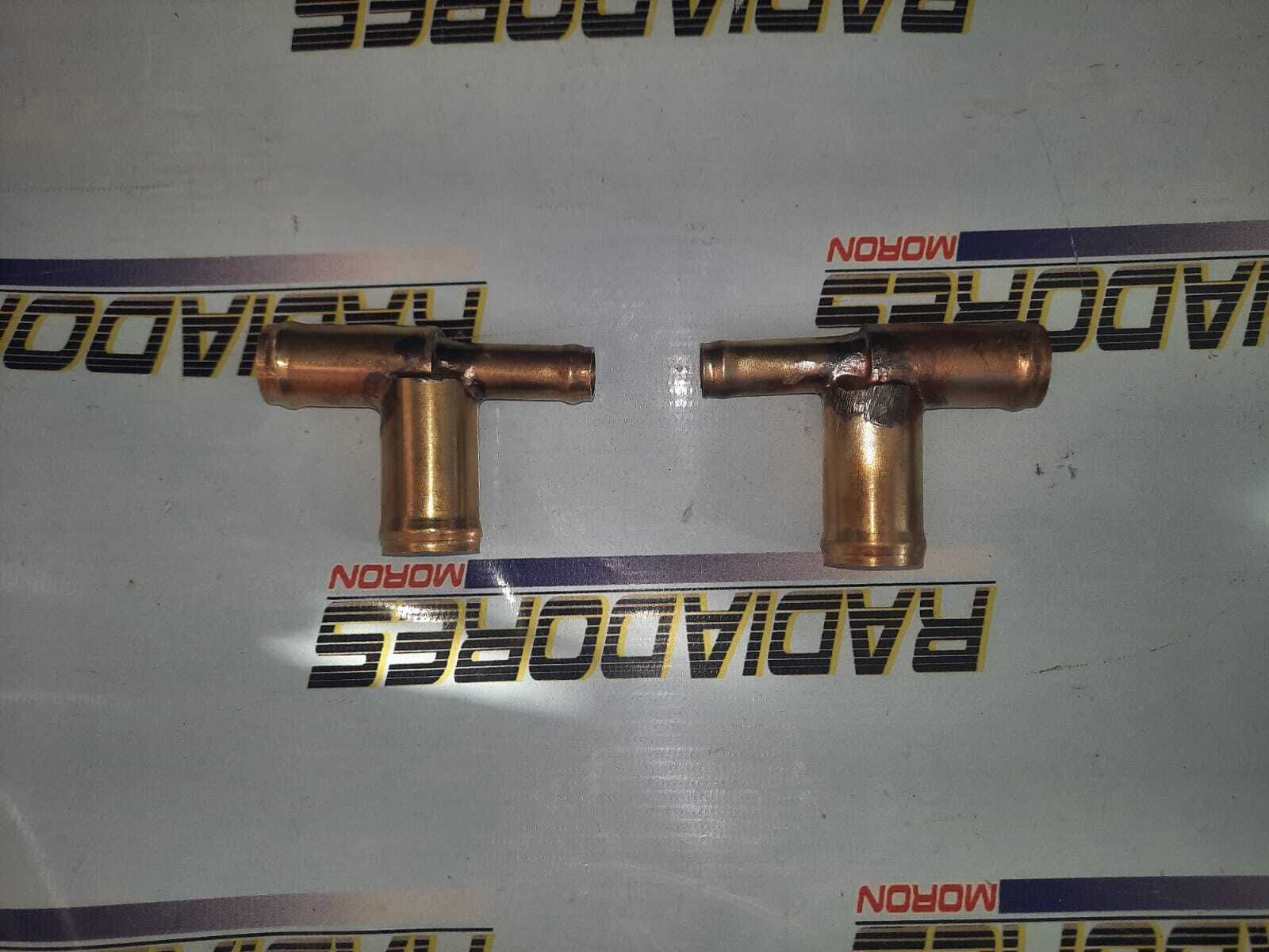 Dos pequeños racores de tubería de latón en forma de T sobre un fondo blanco con el logotipo de la marca.