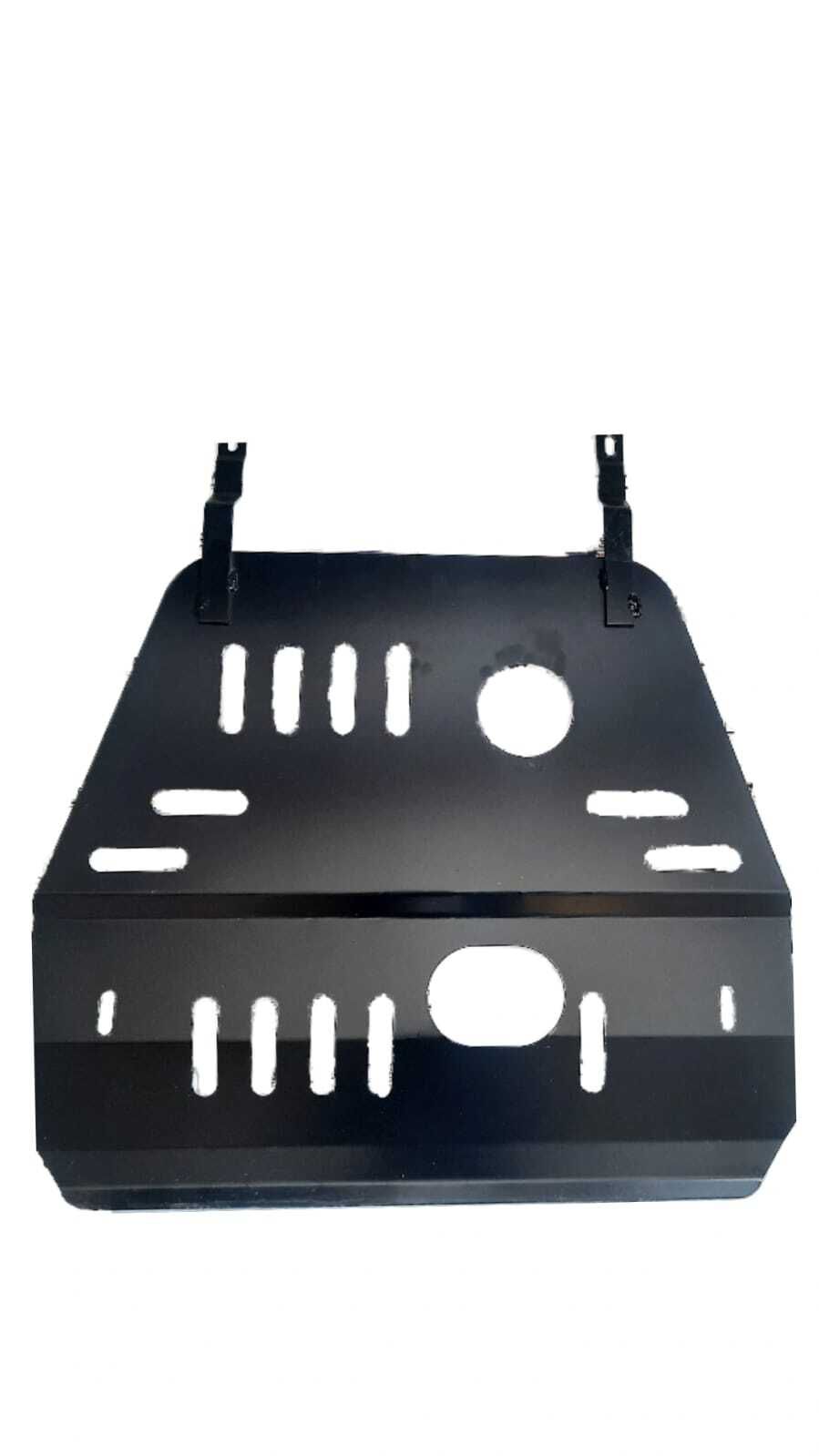 Soporte de montaje de metal negro con ranuras y agujeros sobre fondo blanco.