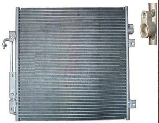 Radiador de coche plateado con soportes de montaje sobre fondo blanco.
