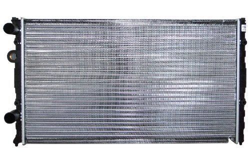 Radiador automotriz plateado con depósitos laterales negros y aletas de refrigeración horizontales sobre un fondo blanco.