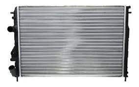 Radiador de coche plateado con soportes laterales negros sobre fondo blanco.
