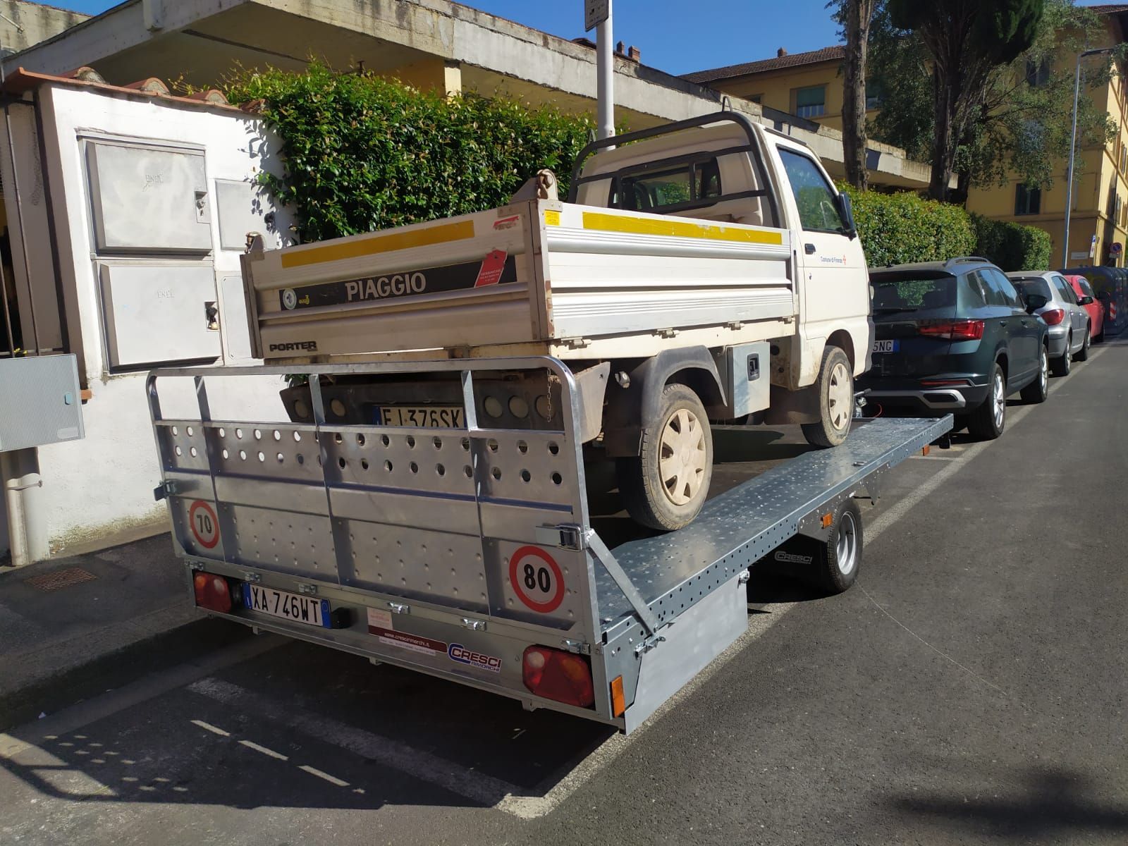 Un camion con un rimorchio attaccato è parcheggiato sul ciglio della strada.