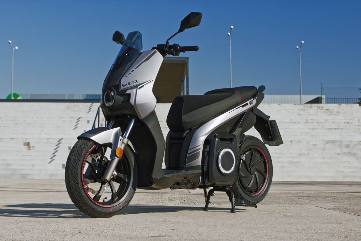 Uno scooter è parcheggiato sul ciglio della strada.