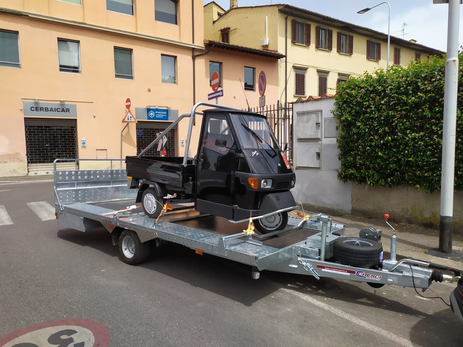 Un piccolo veicolo nero viene trainato da un rimorchio