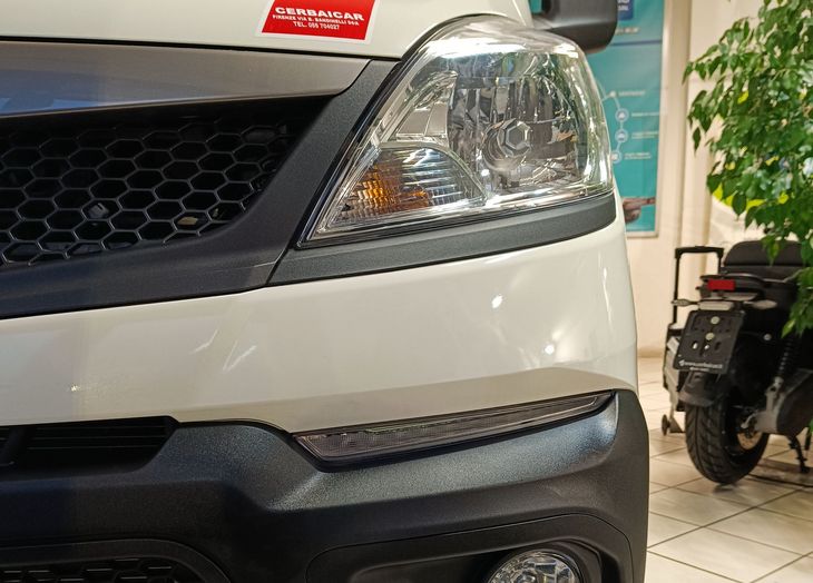 Un'auto bianca con un adesivo rosso sulla parte anteriore