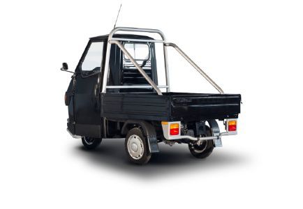 Un pick-up nero con portapacchi su uno sfondo bianco.