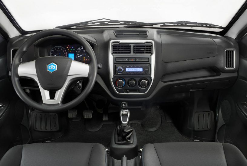 L'interno di una piccola automobile con volante e cruscotto.