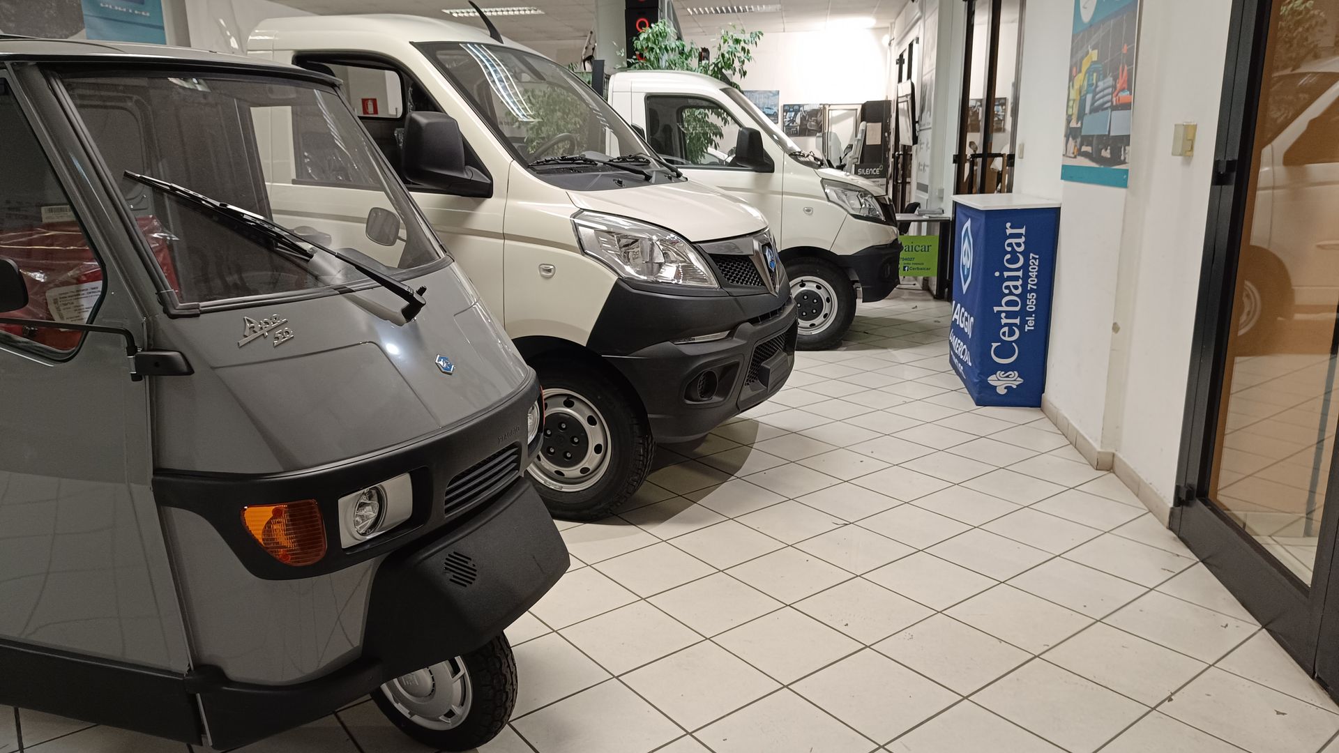 Una fila di furgoni sono parcheggiati in uno showroom.
