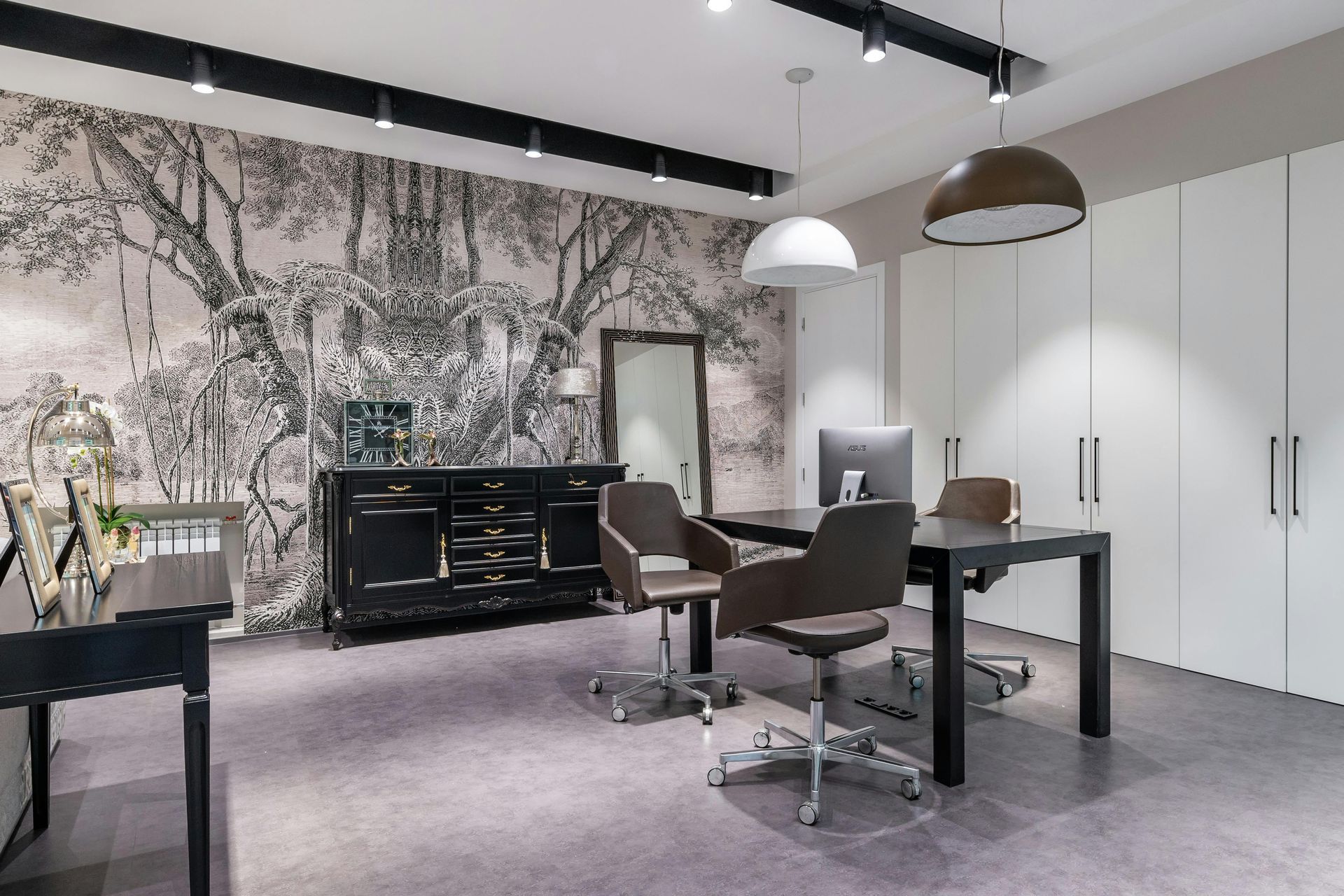 Une pièce avec un bureau et des chaises