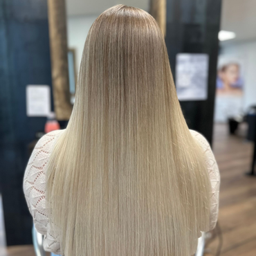 Blondes, weiches Farbergebnis nach einem AirTouch Termin im Haar- & Kosmetikstudio in Bern