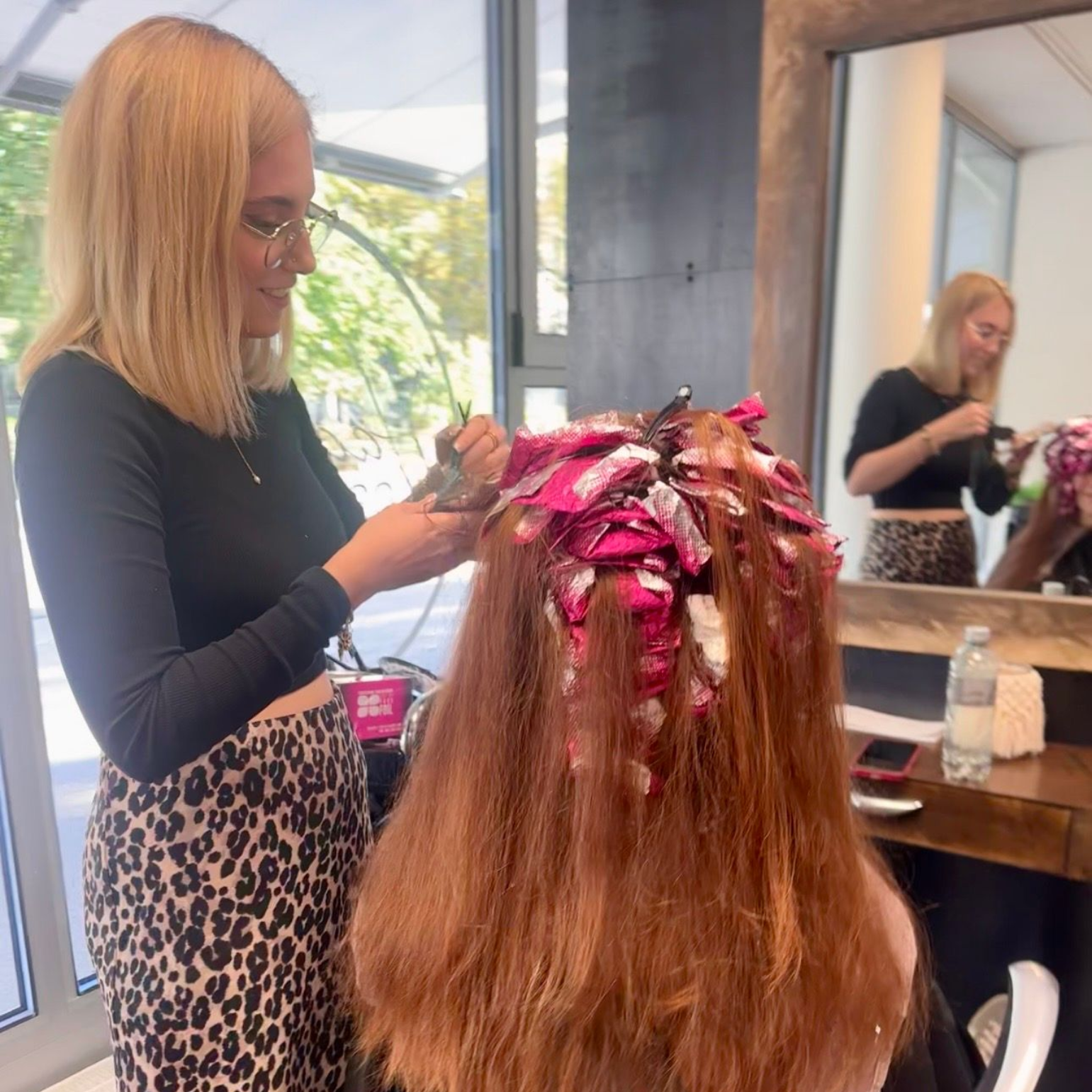 Jana Noemi, Hair Stylistin im Haar- & Kosmetikstudio Bern, bei der Arbeit an einer Balayage