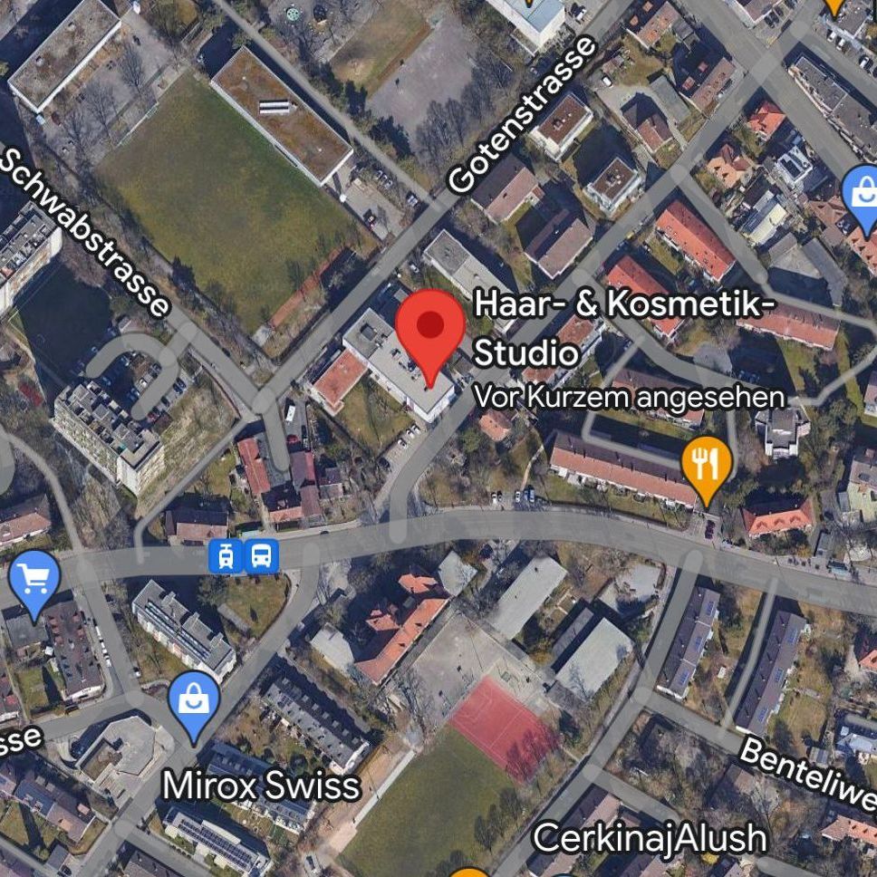 Nahaufnahme eines Friseurs mit elektrischer Haarschneidemaschine.