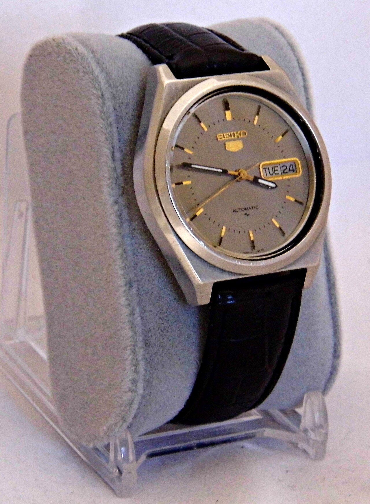 Vintage Seiko 5 automatic day-date wristwatch