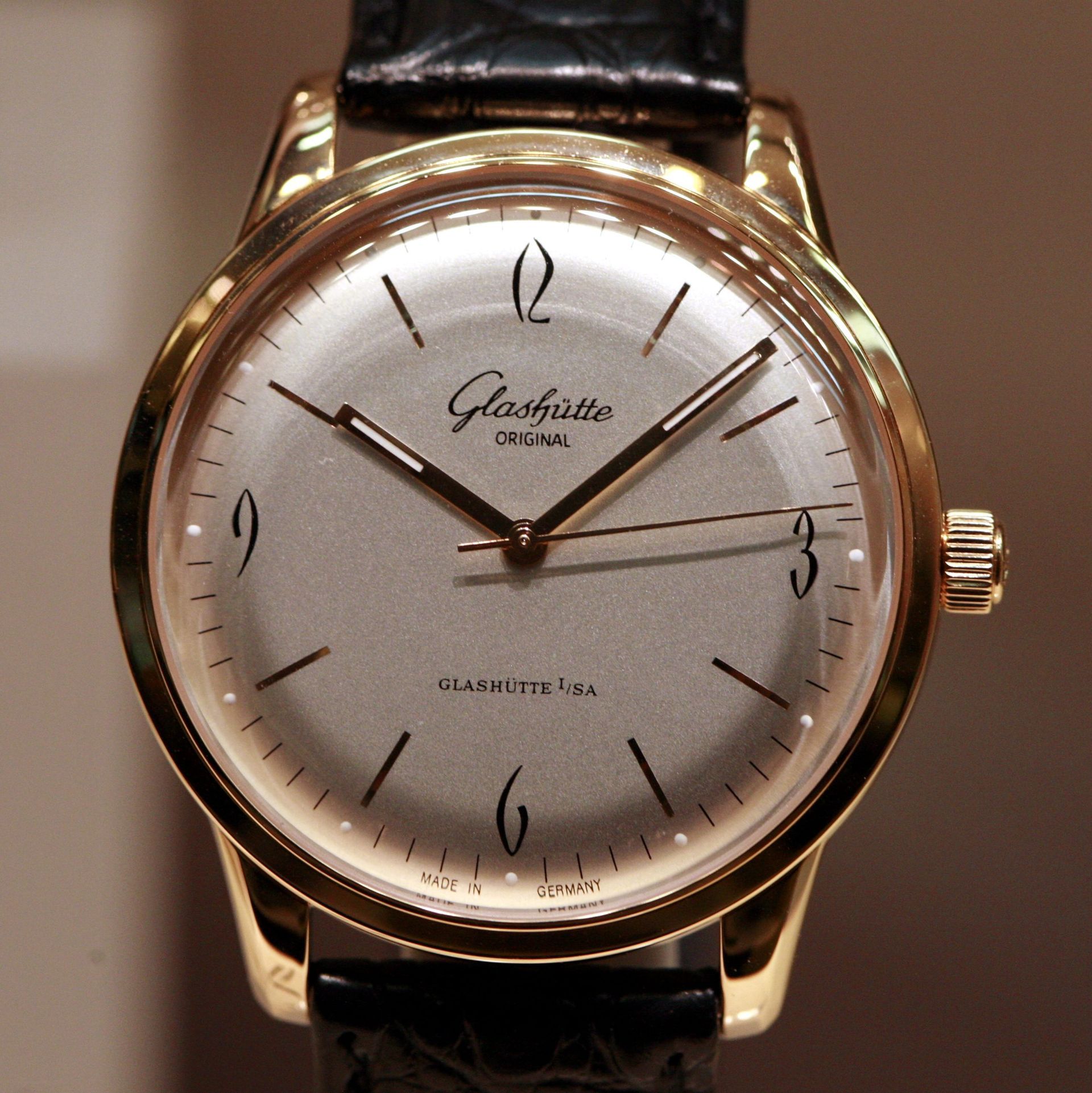 Glashütte Original Senator Sixties vintage-style dress watch