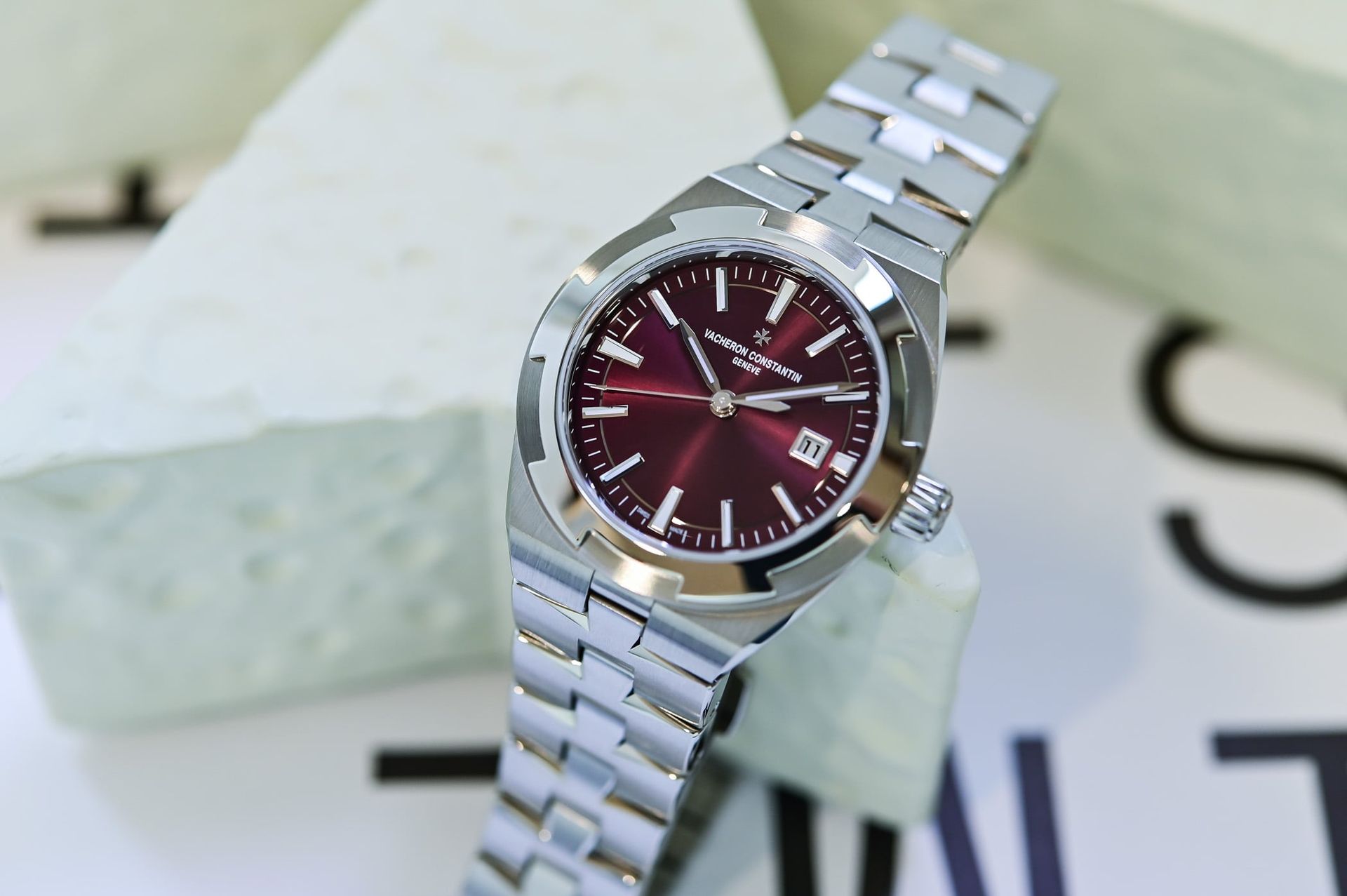 Vacheron Constantin Overseas 34.5mm (2026): Rose Gold and Deep-Red Steel Debut