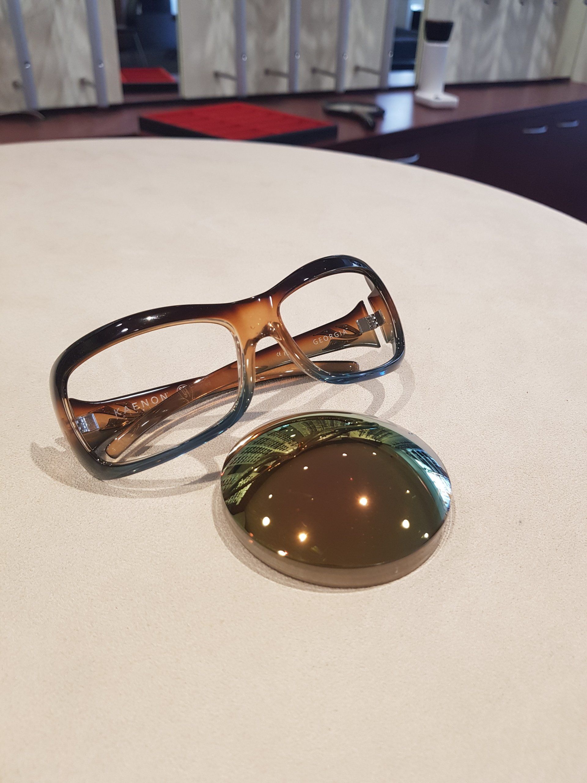 Sportbrille mit Brillenglas auf einem Tisch.