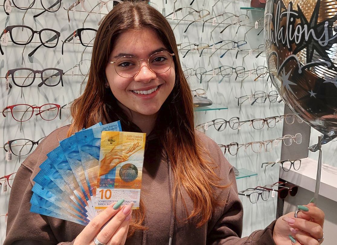 Eine Frau hält einen Geldfächer vor einer Brillenwand.
Unser glücklicher Gewinner
2022 
des Social Media-Gewinnspiel beim Optiker