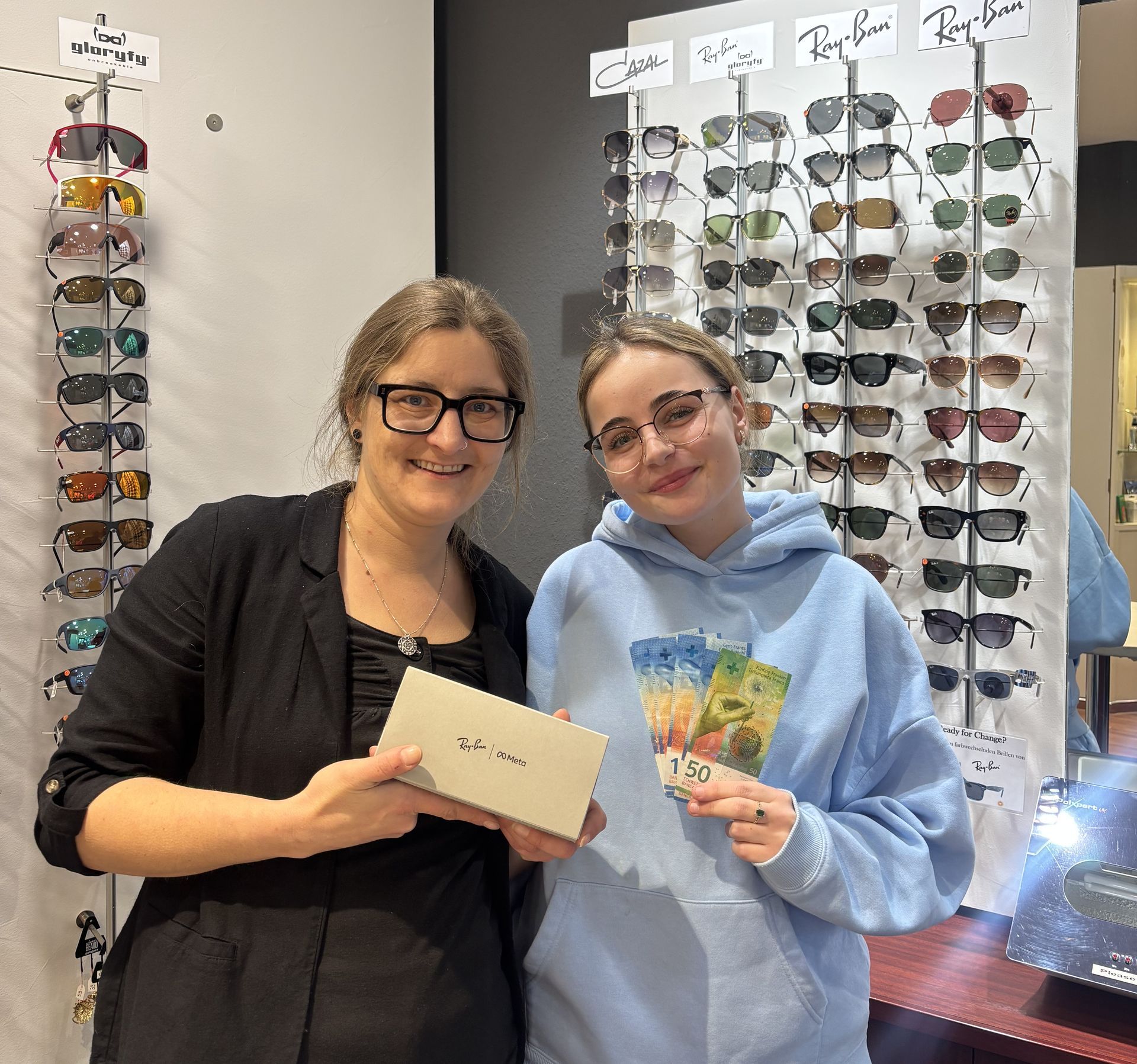 Eine Frau hält einen Geldfächer vor einer Brillenwand.
Unser glücklicher Gewinner
2025 
des Social Media-Gewinnspiel 2025 beim Optiker
