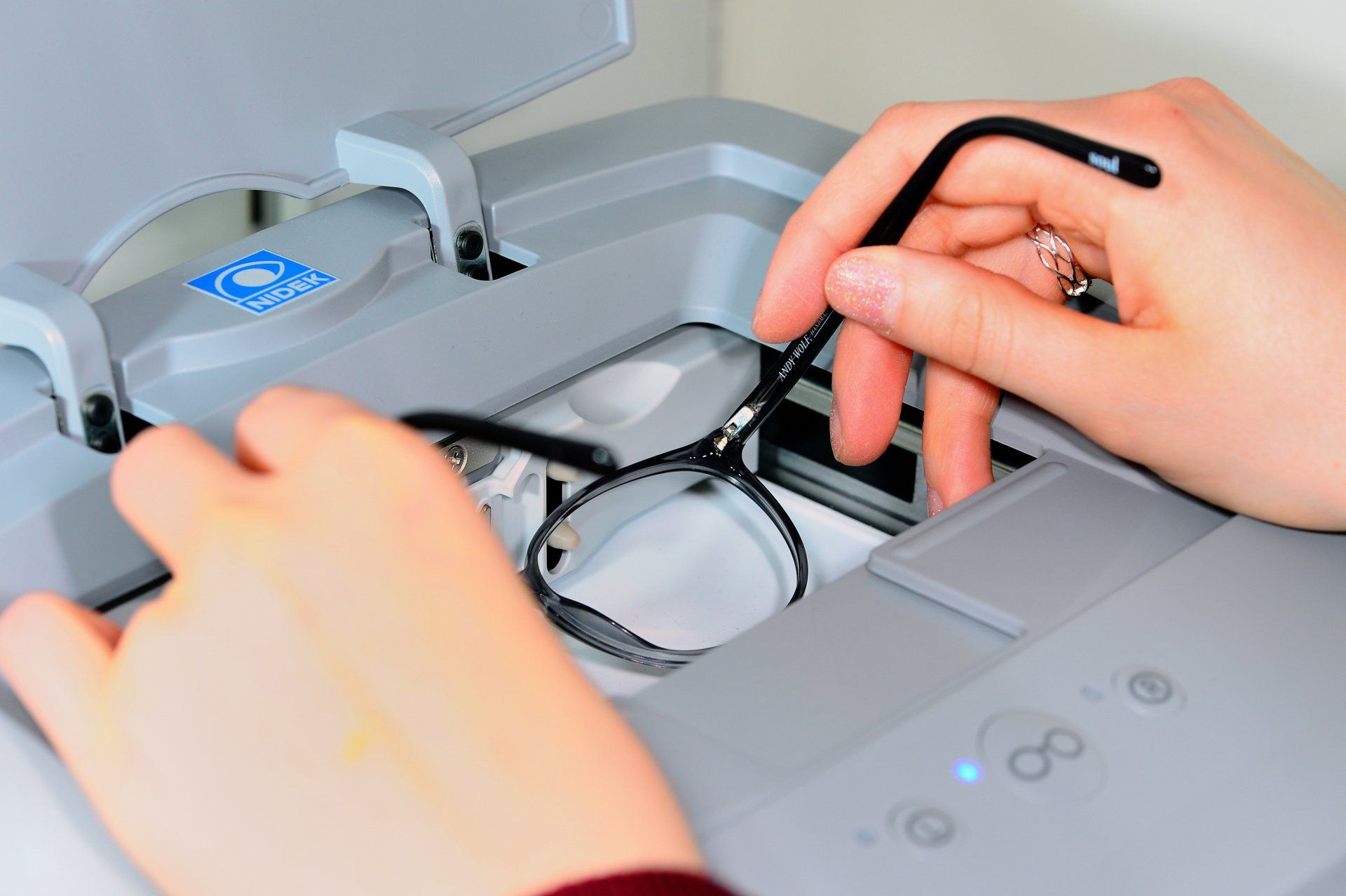 eine Brille wird in einen Tracer montiert