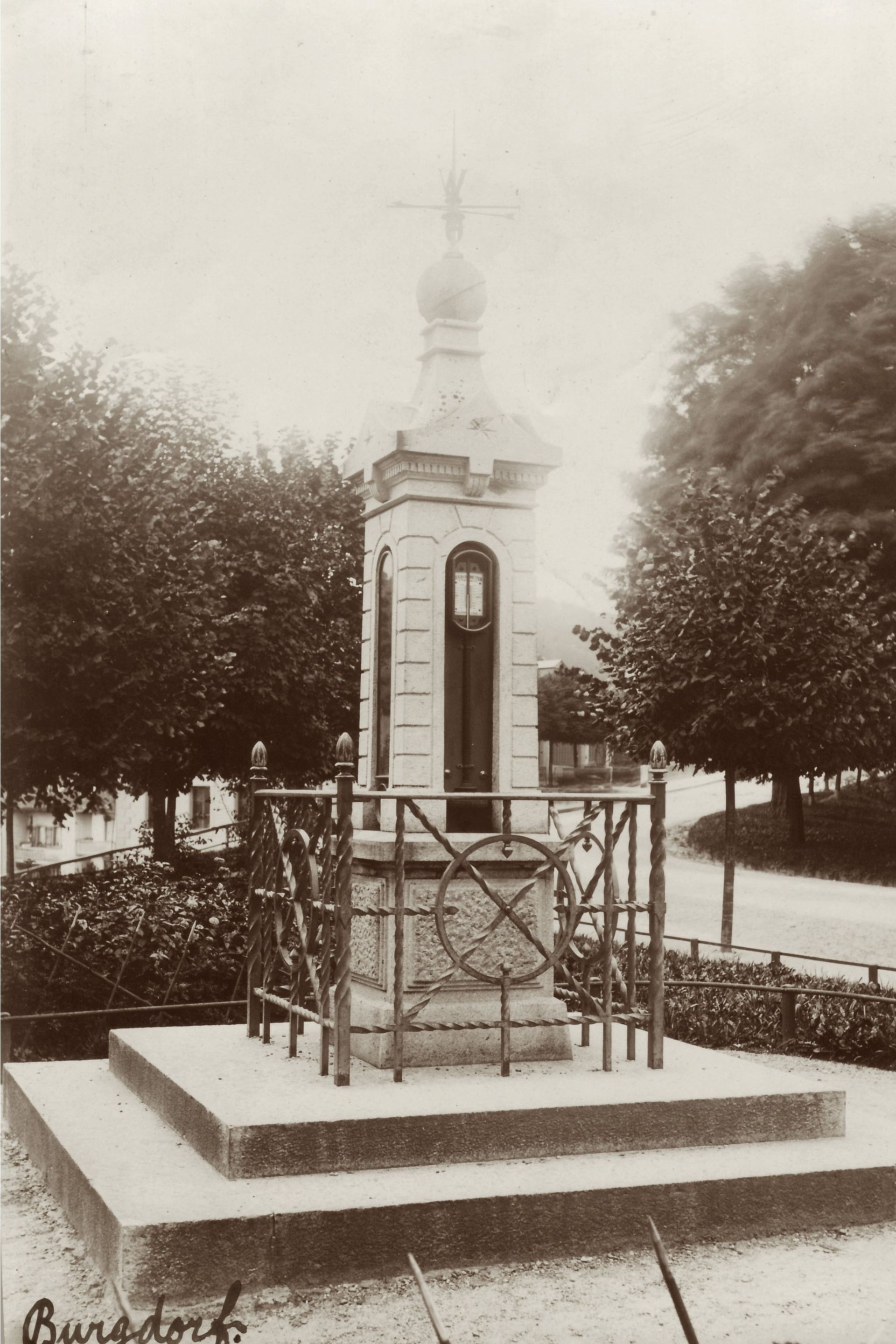 Restauration Wettersäule vorher - Martinaglia Optik AG