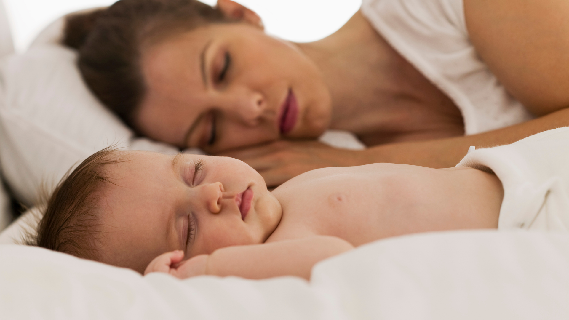 mamá estableciendo rutina de sueño para bebe