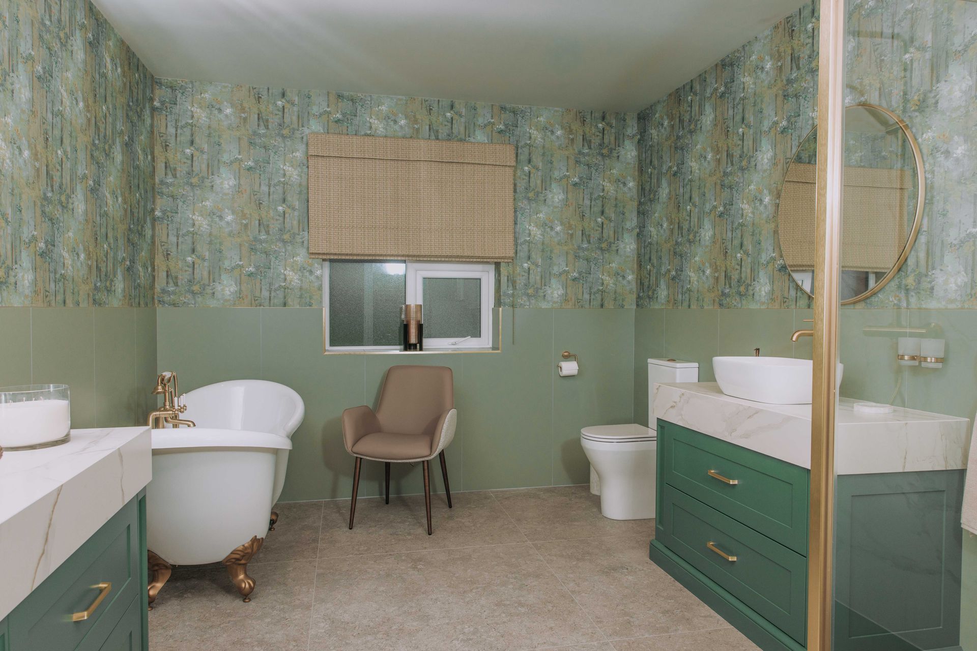 Discover our cosy and relaxing bathroom design with textured wallpaper and a free-standing bathtub.