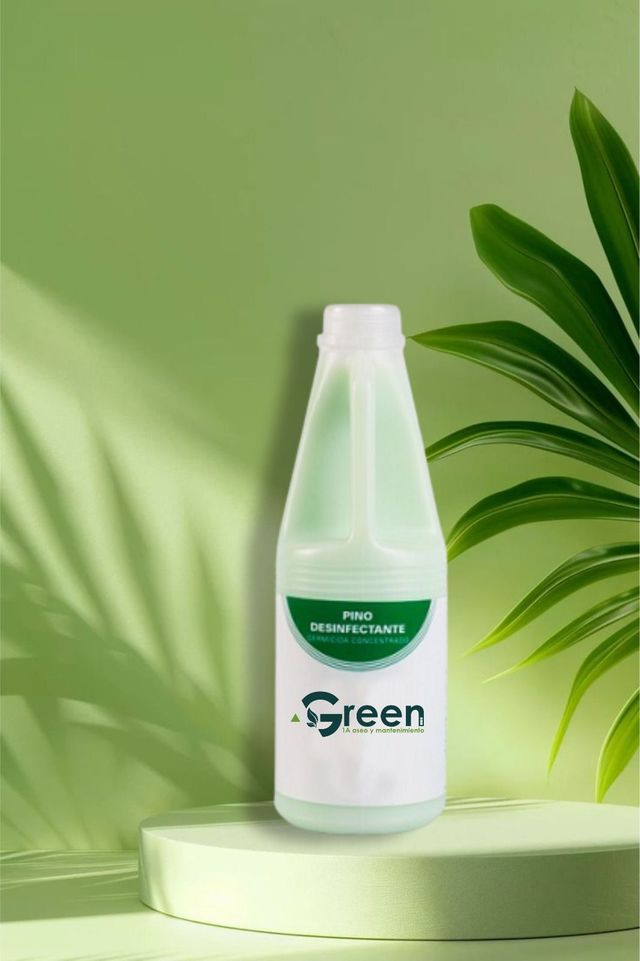 Botella de desinfectante verde sobre pedestal, con fondo verde y planta.