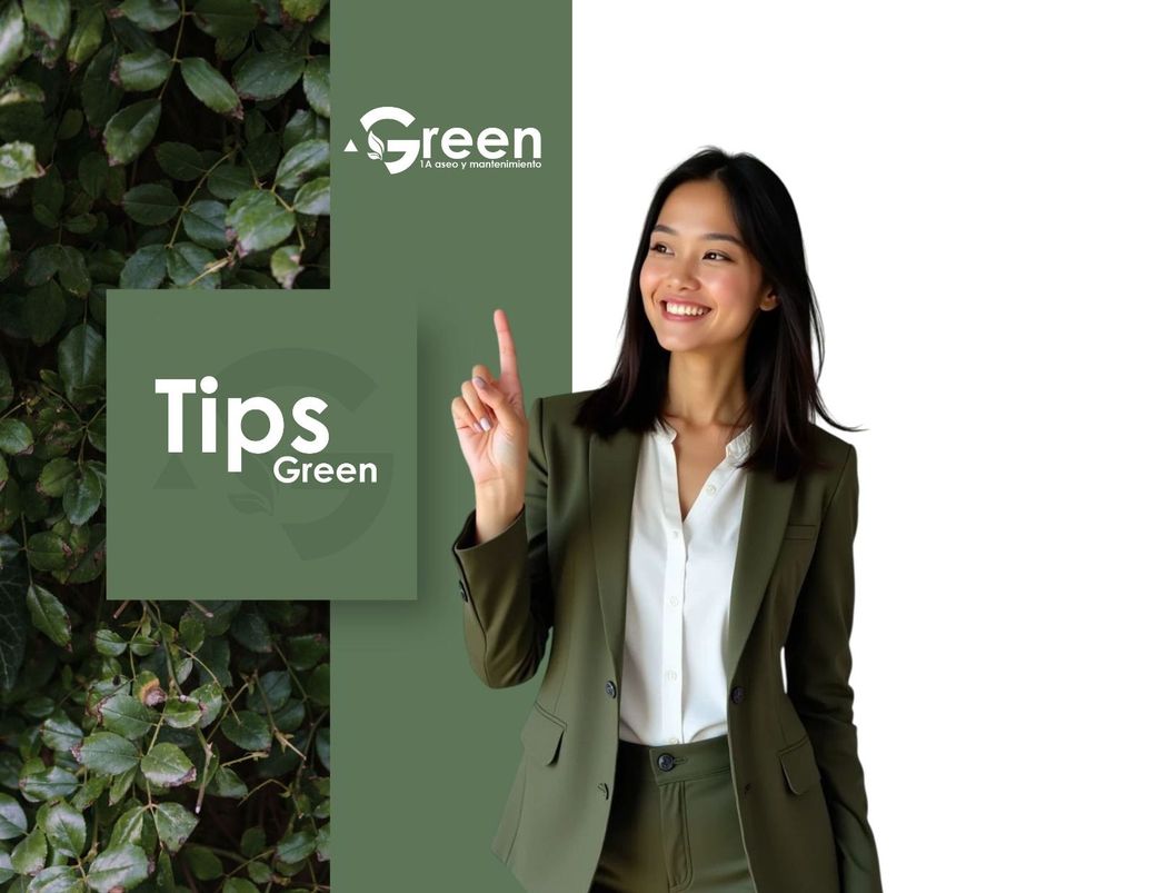 Mujer apuntando hacia arriba, sonriendo; traje verde, texto