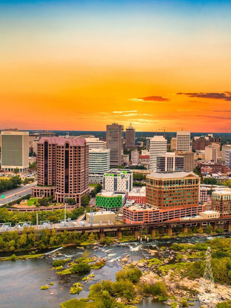 Skyline of Richmond, Virginia at sunset with golden light and buildings.