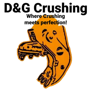 Het logo van D&G Crushing met een oranje graafbak en de tekst 