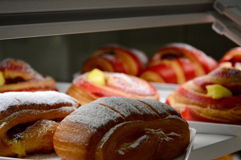 Vassoio di pasticcini e ciambelle glassati assortiti con zucchero a velo