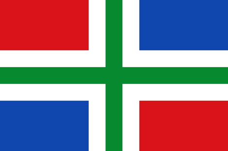 Vlag met een groen Scandinavisch kruis op een witte achtergrond, met rode en blauwe vlakken.