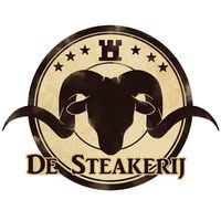 Het logo van De Steakerij met een zwarte stierenkop in een gouden cirkelvormig embleem met sterren en tekst.