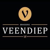 Het logo van Brasserie Veendiep op een zwarte achtergrond met een gouden embleem en witte tekst.