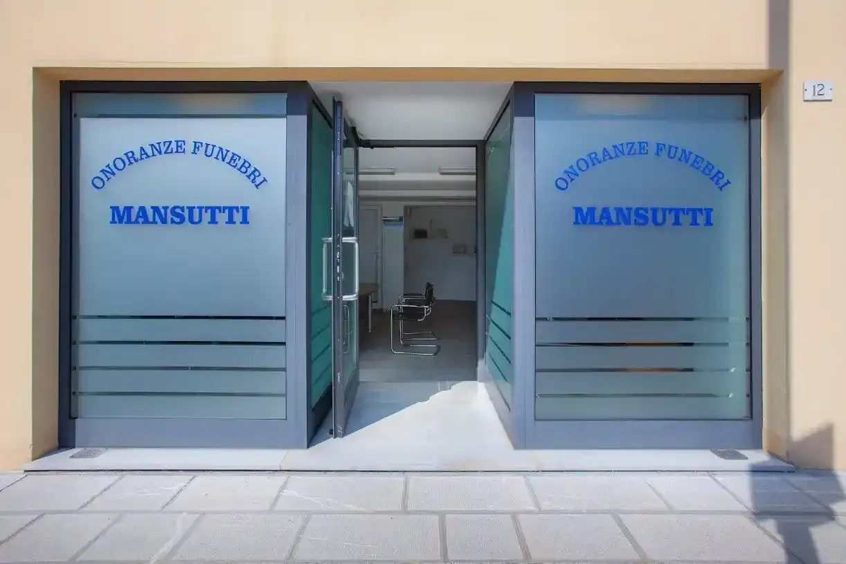 Porte in vetro dell'impresa di pompe funebri 